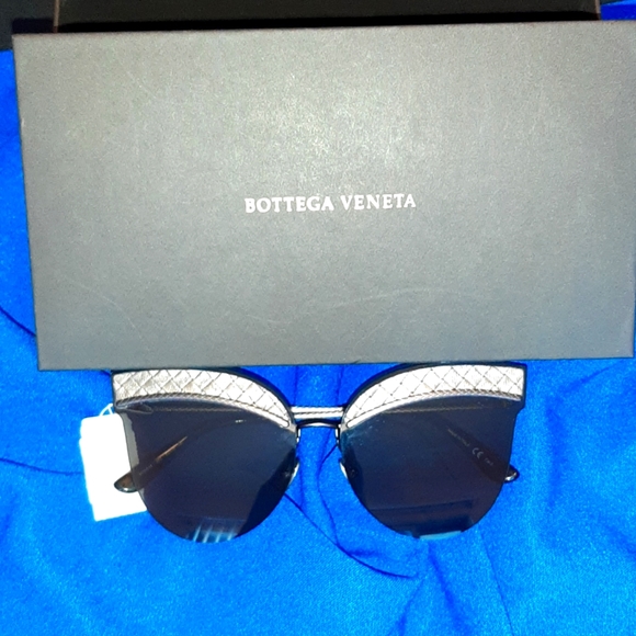 Bottega Veneta Cat eye sunglasses - Picture 3 of 13